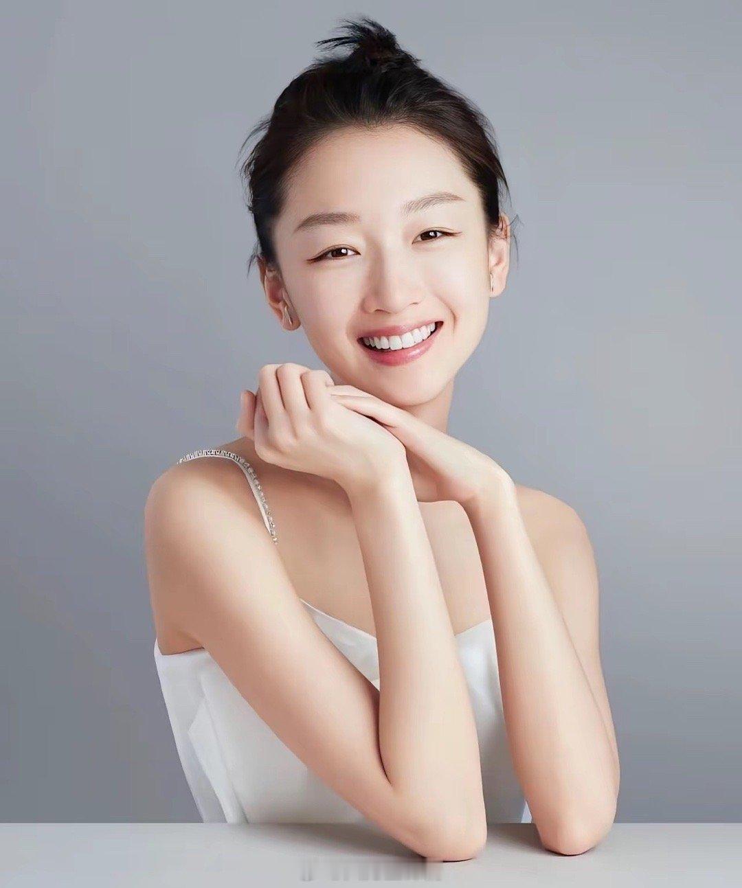 周冬雨为什么突然不拍戏了？不是她的年龄大了也不是她的片酬太高请不起，而是资本都是