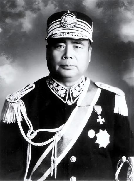 民国时期，一次冯玉祥便装私访，他坐上黄包车，问车夫：“冯督军这人怎样啊？”车夫一