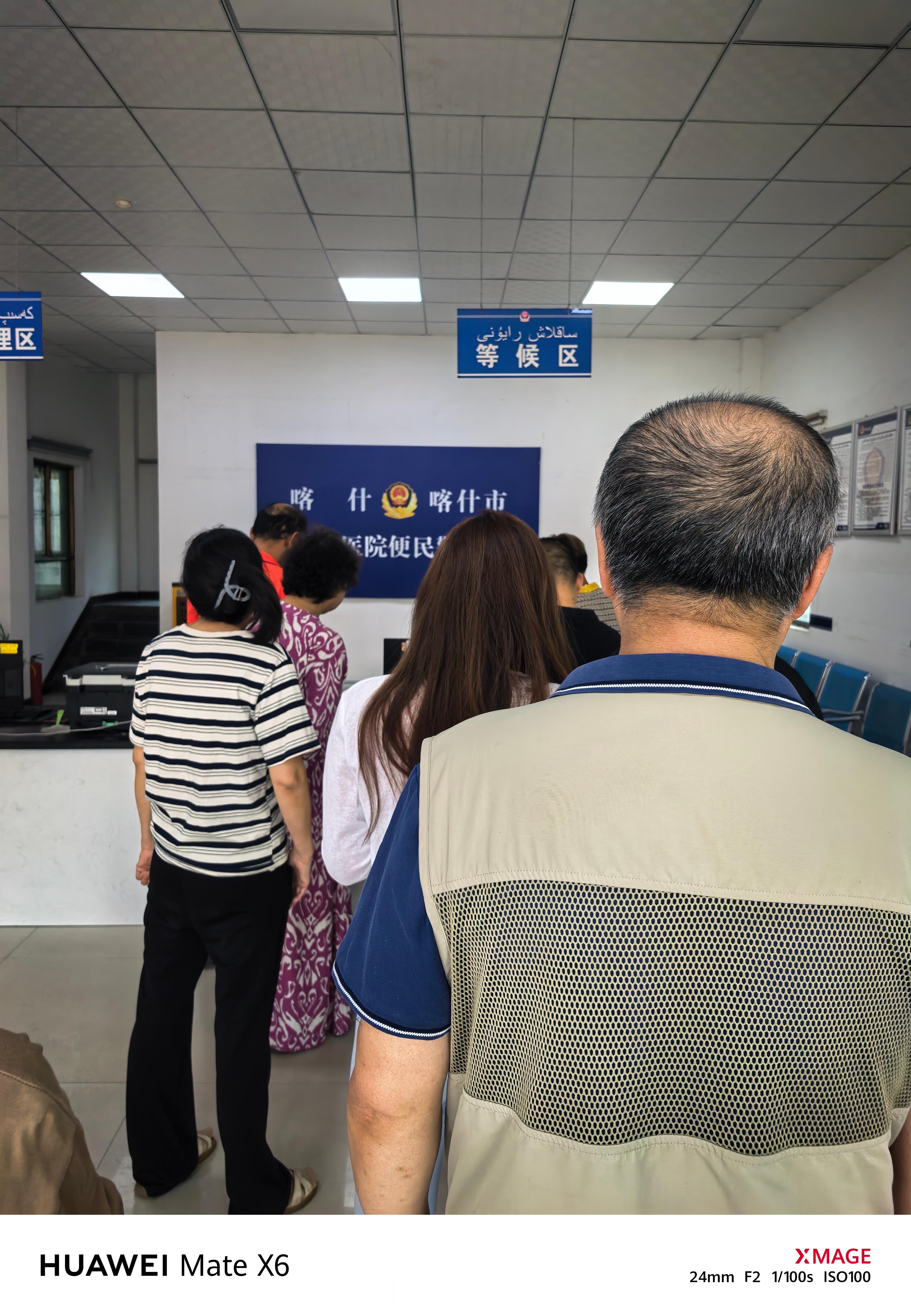 9月是暑假和国庆的中间空档期，办边防证的人少了很多，停车不用10分钟就办好了[举