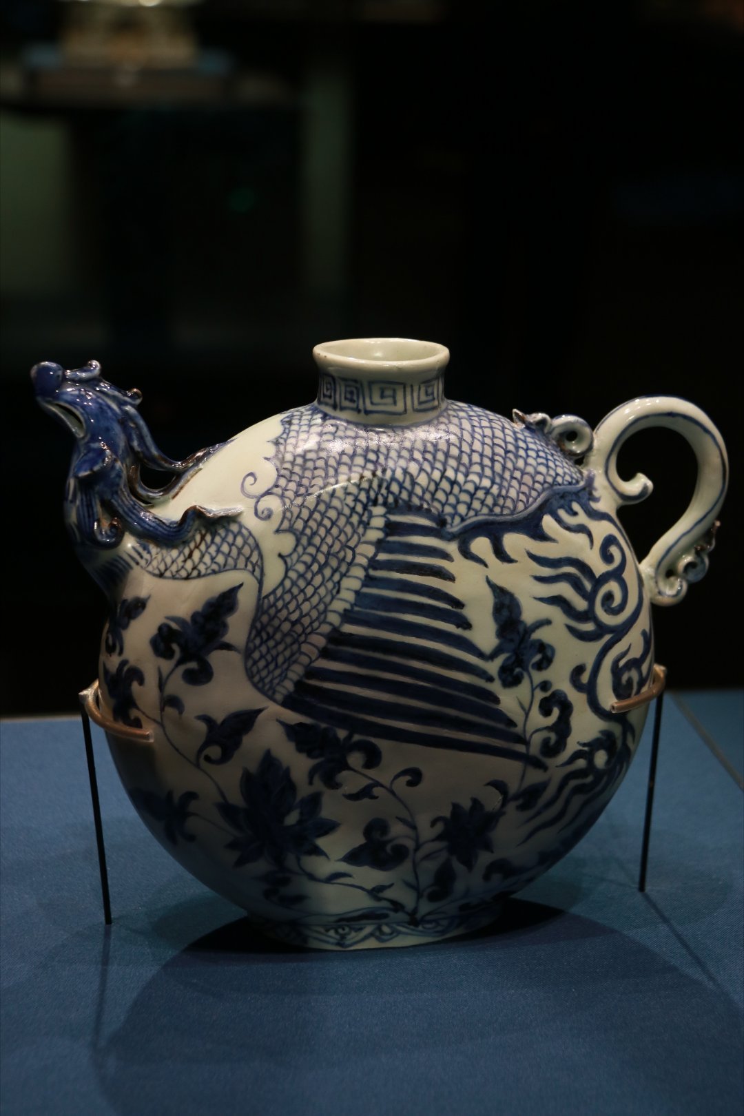 青花凤首扁壶 元 首都博物馆藏1970年出土于北京旧鼓楼大街豁口元代居住遗址。壶