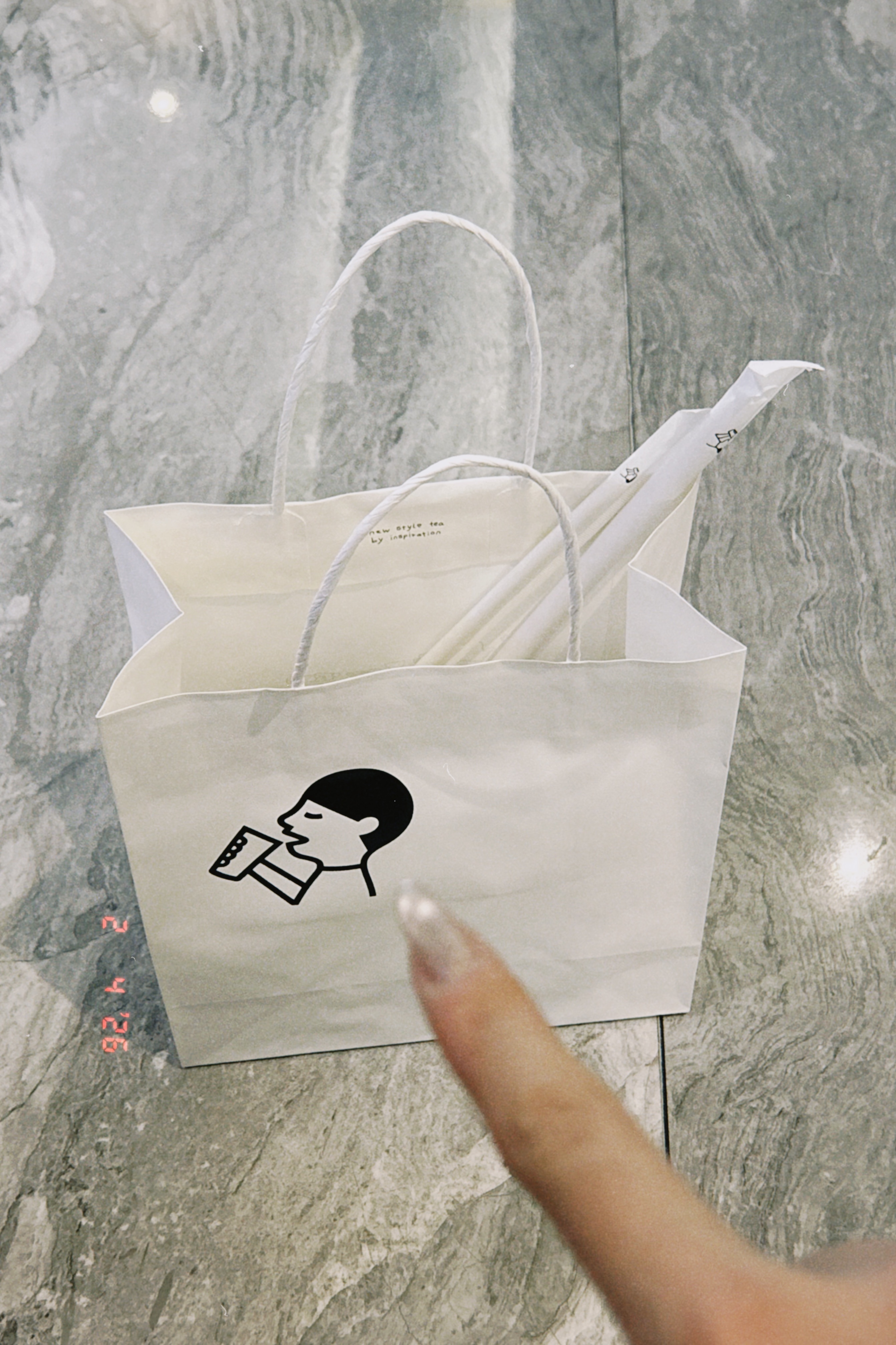 我不知道为什么困得要死还要选择看一场电影 何意味吧 可能因为喜茶买一送一吧 要配