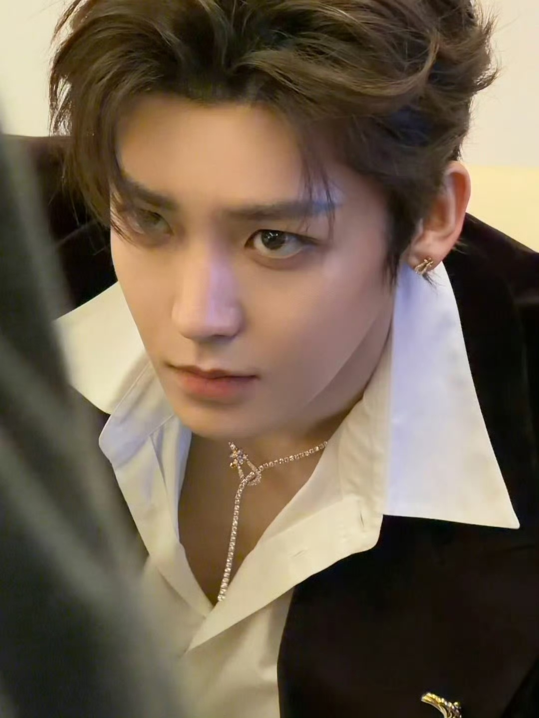 侯明昊 深v蛇骨链野性从未如此优雅，禁欲从未如此滚烫🔥用极简元素演绎极致冲击。