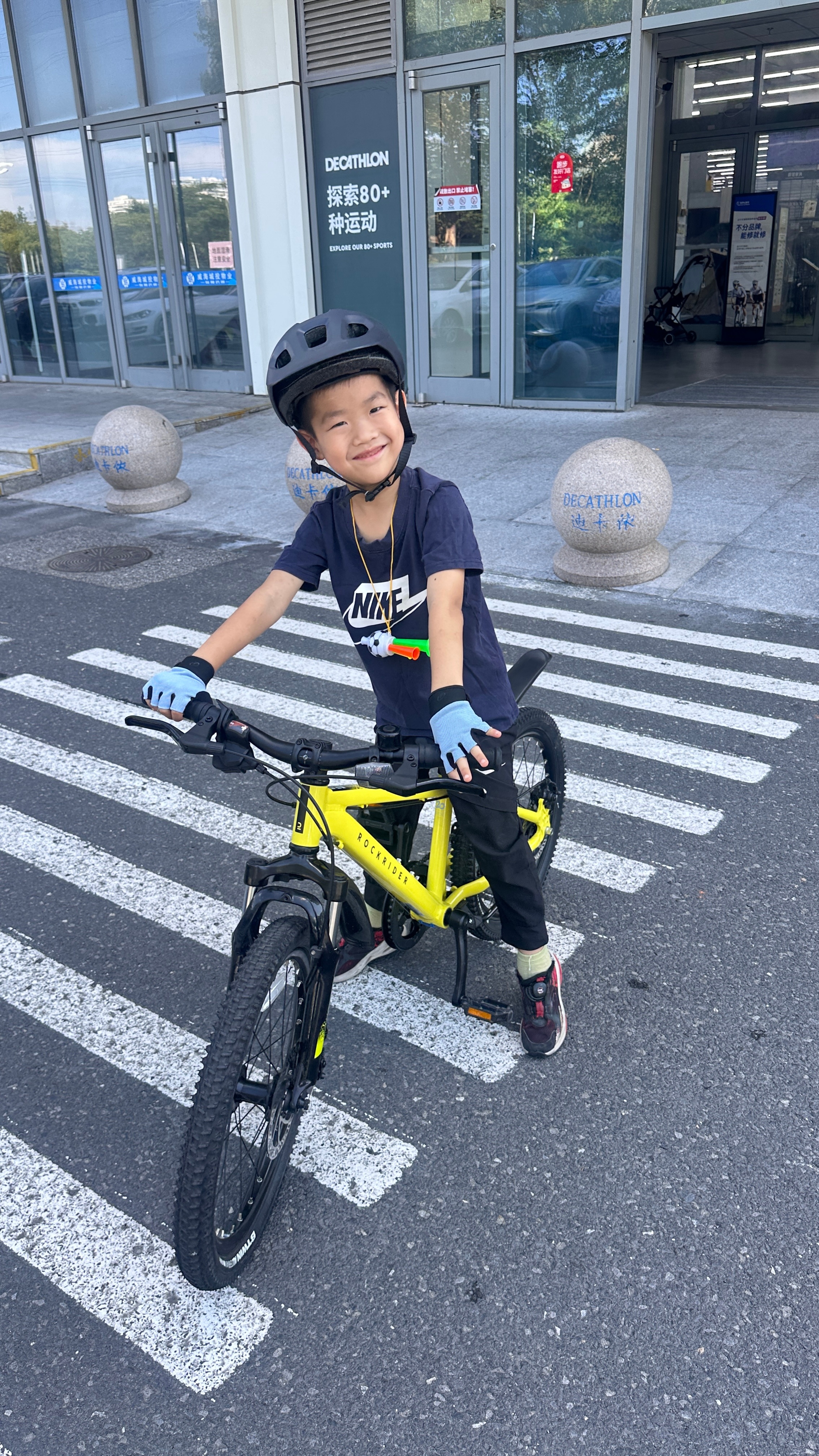 周六和润润去迪卡侬买自行车装备小孩子从出生到长大需要的车太多了刚开始的高景观婴儿