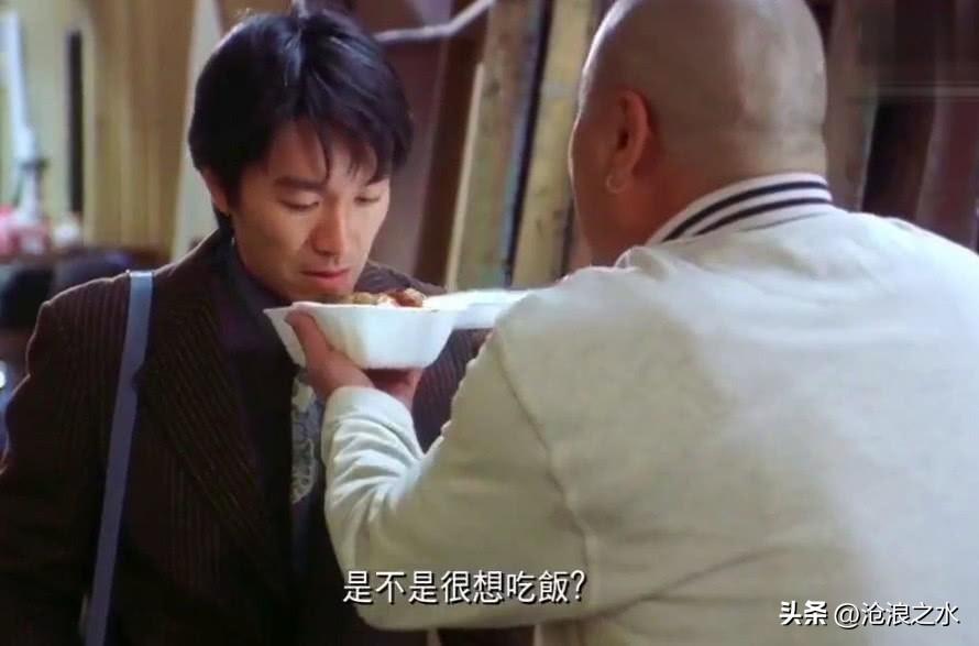 周星驰的剧组，一直有一条没人敢打破的不成文规矩。
 
只要开饭的哨声一响，全剧组