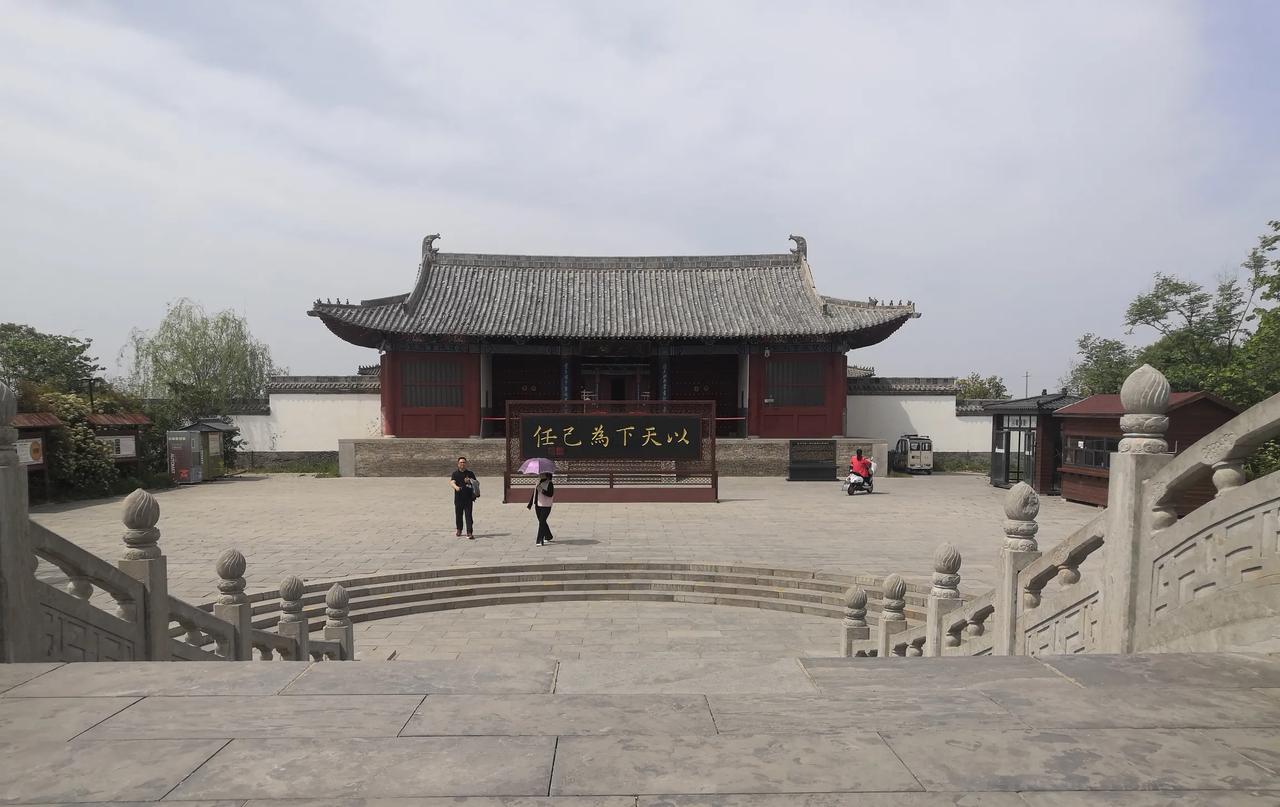 这座千年前的书院，办学目标和校训是这样的：“以天下为己任“！现在的多少大学都为此