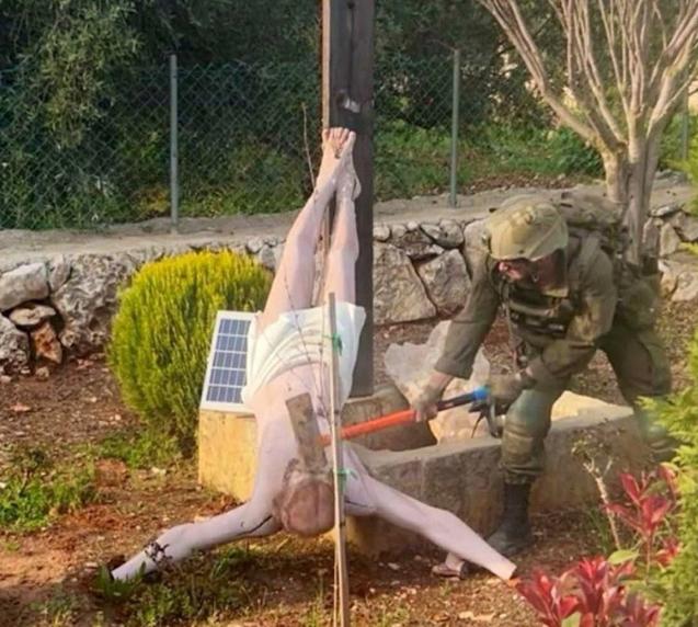 以色列官方也慌了神，一名以色列士兵居然当着镜头的面，抡起大锤猛砸倒挂着的耶稣雕像