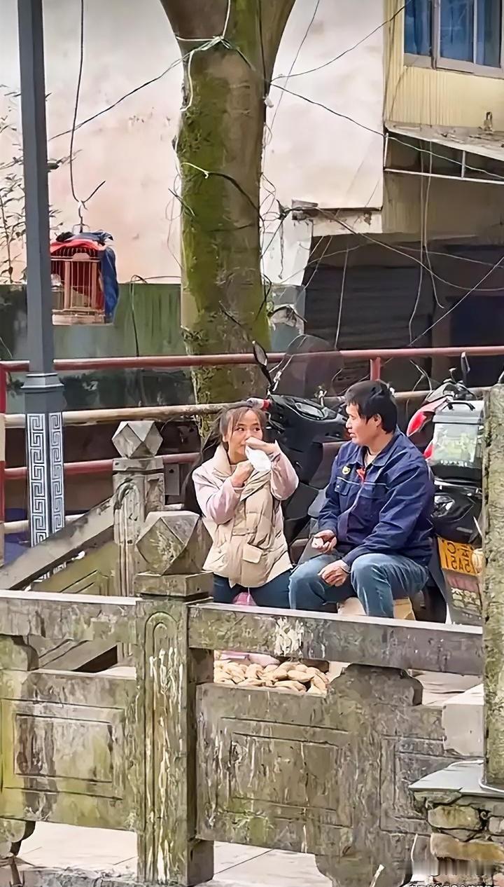 云南昭通，一残疾女子路边摆摊卖红薯，半天也没卖出去多少，一男子看见后心生怜悯，想