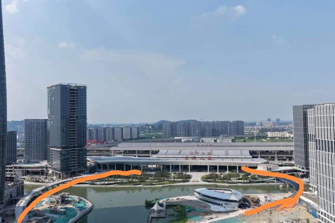 绍兴北站东西人工天桥已通行，老的临时人行天桥已全面拆除。