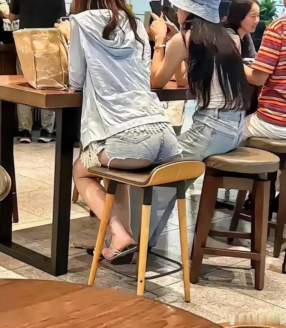 现在都流行这样穿了吗？今天在街上碰到两个姐们儿这样穿，我觉得让我穿成这样就出门我