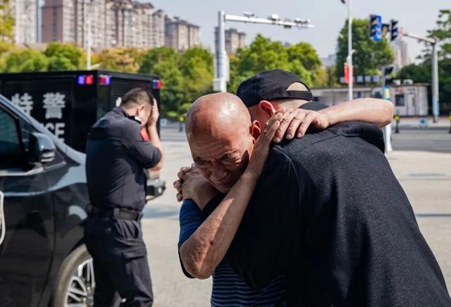 善良无价！2024年，一位流浪老人捡到500元，却选择交给民警。当被问及为何不留