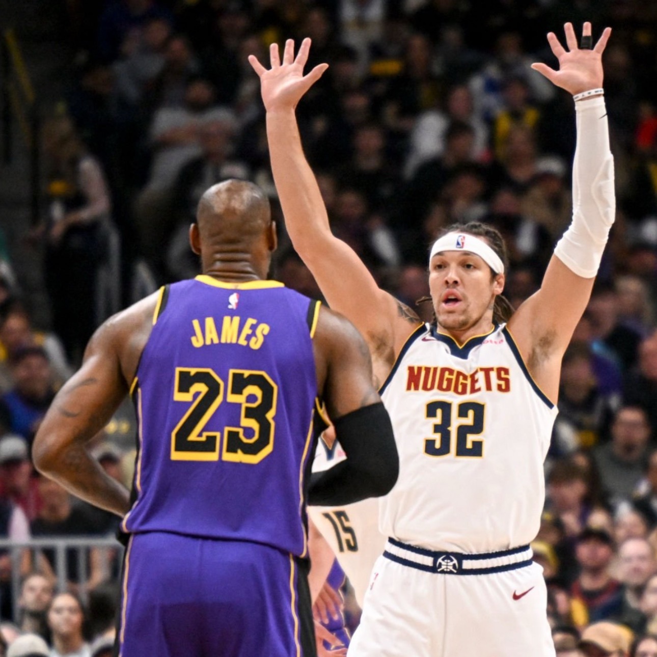 最近五场对阵掘金，詹姆斯2胜3负，25.8分7篮板7.2助攻2.6抢断1.0盖帽