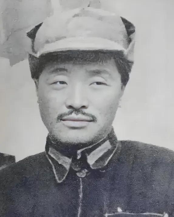 龙病重坐轿子行军，军中有叛徒准备趁机谋杀他，其趁轿夫不在时，向轿子里狂开10余枪