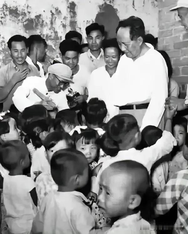 毛主席：在我党的一切实际工作中，凡属正确的领导，必须是从群众中来，到群众中去。