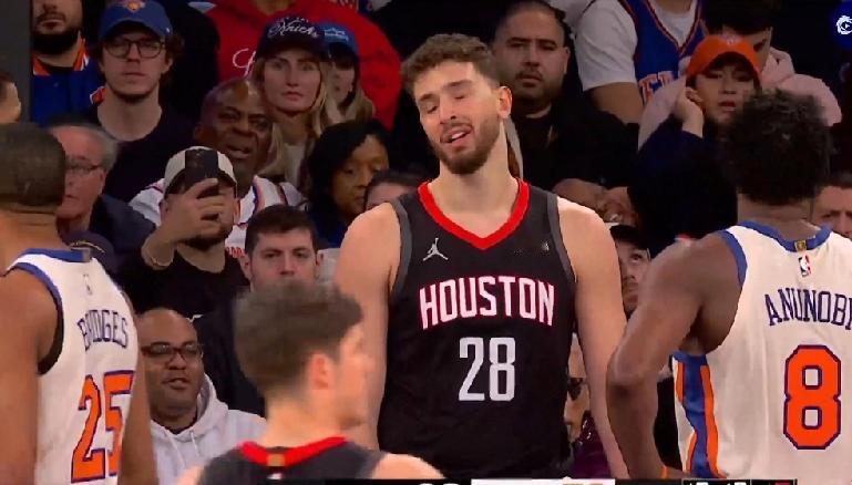 习惯性拉胯！NBA火箭惨遭尼克斯逆转，申京16分+6板+6助+6误，火箭三节打完
