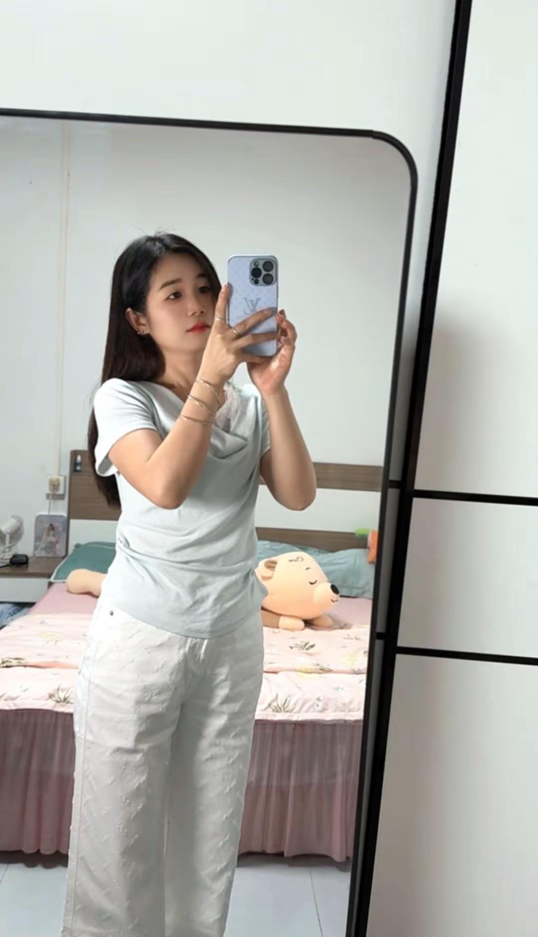 被这段话深深共情了：如果我没有结婚 我应该很自由上个小班 挣点小钱 染着头发 做