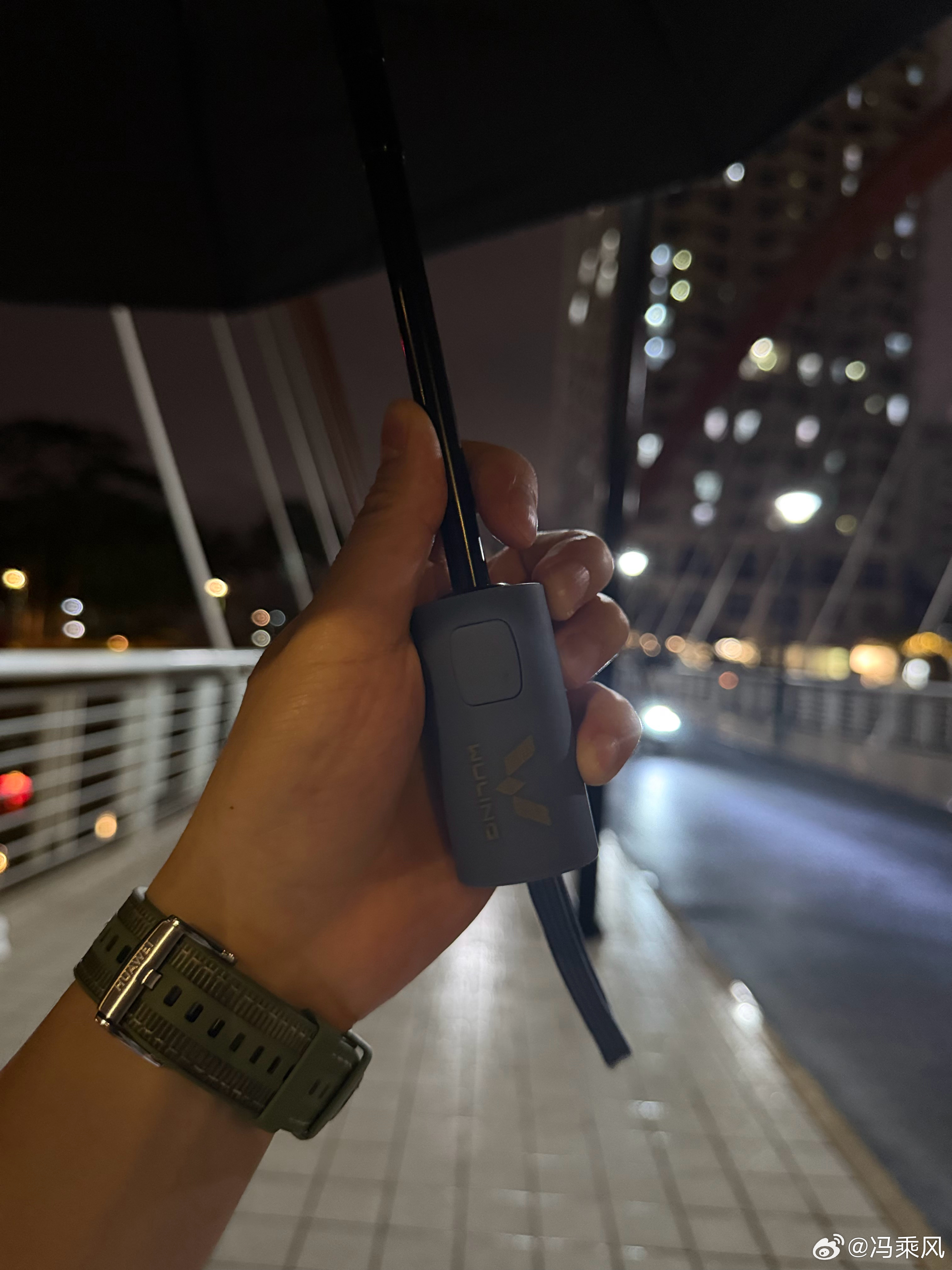 感谢五菱送的伴手礼救我狗命，扔一把伞在车上太tm有必要了。 深圳·北京大学深圳研