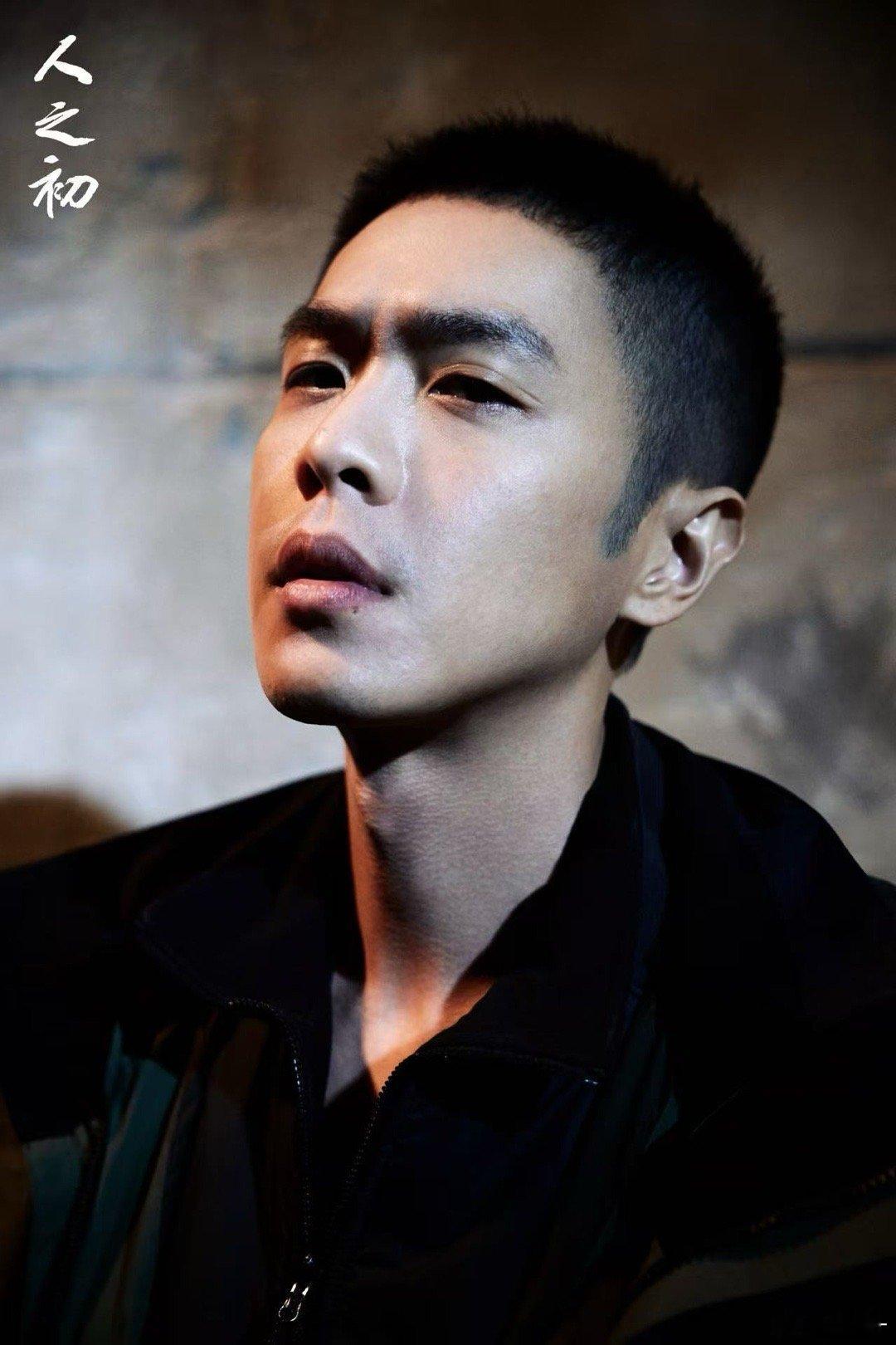 张若昀寸头张若昀新剧寸头造型真的很特别，以前还没有这种痞帅风，人之初播的不错，张