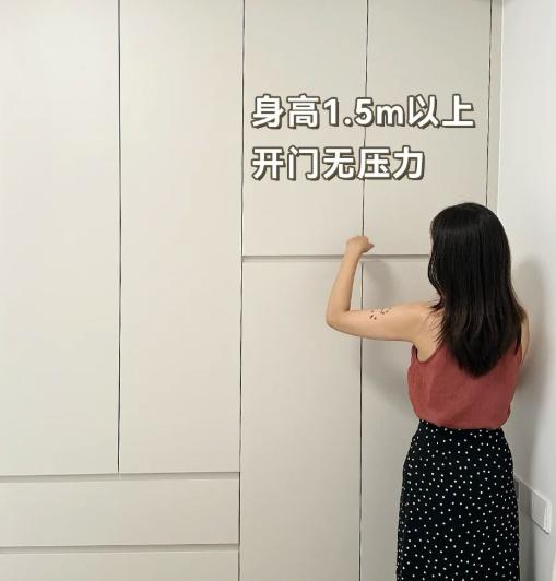 当初装修，设计师劝我别做分段式衣柜，说“容易过时”。我偏不听，觉得“上下分段”比