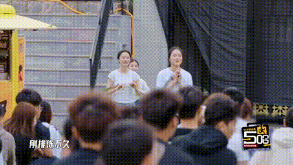 鹿晗安慰大学生哈哈哈哈哈五哈 与其担心不如努力，鹿晗的鼓励让每个同学都找回了自信
