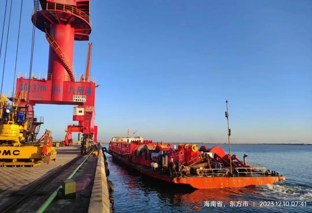 小清河首次河海直达运输成功，576吨的起重机被一次性运到3000公里之外的海南岛