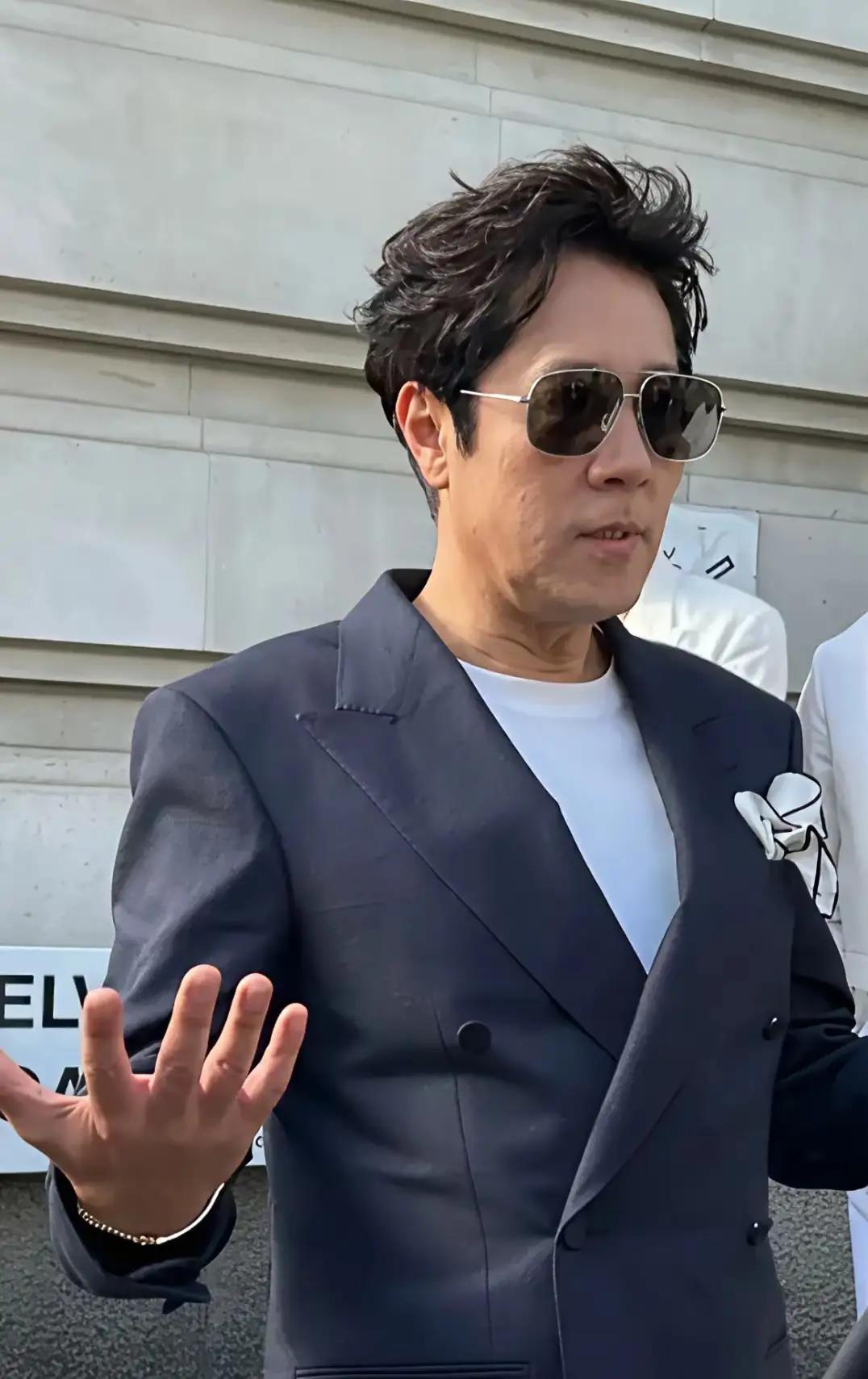 著名歌手，有不老男神之称的蔡国庆现身英国参加活动，岁月不饶人，明显老态，脸上坑坑