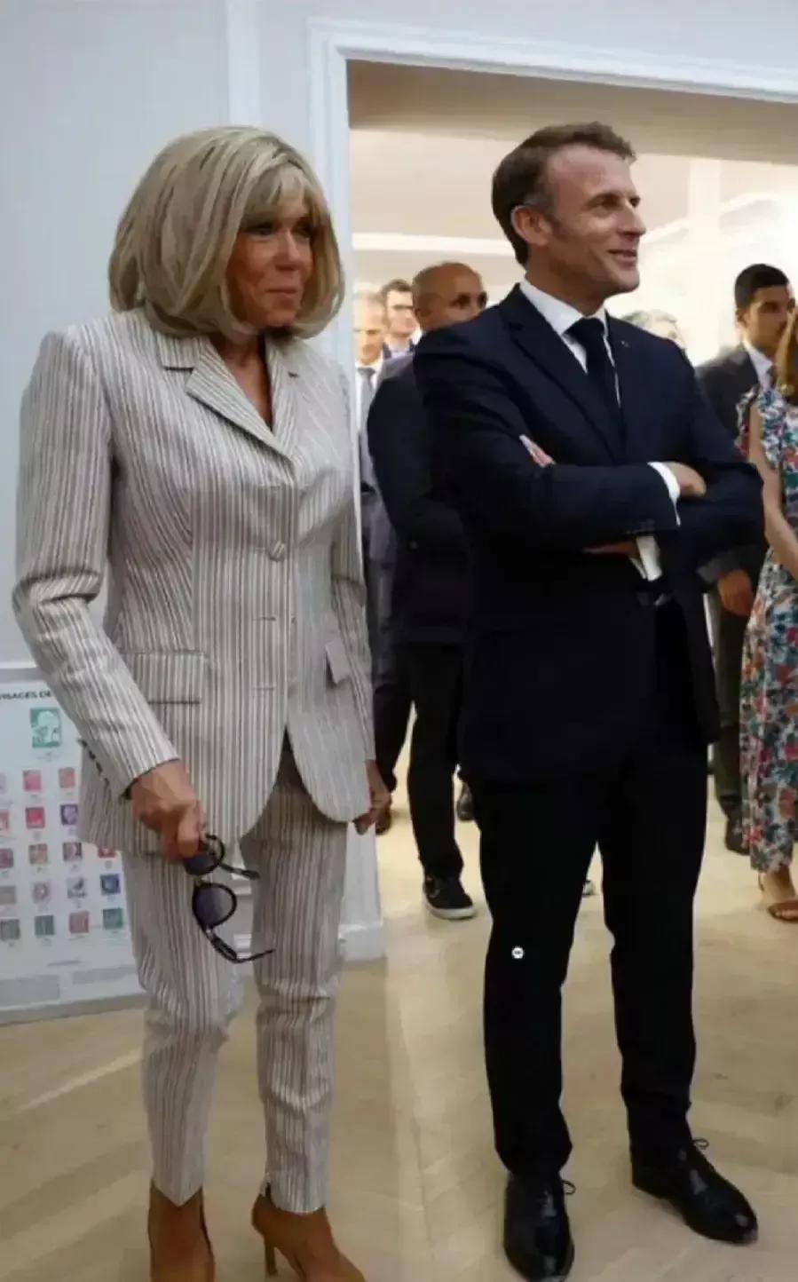 巴沙尔脖子太长，马克龙老婆脖子太短，要能取长补短就好了。巴沙尔的脖子能是马克龙老