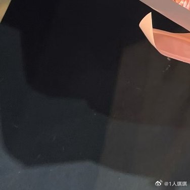 我凑近细看，发现它的花瓣并非完全平滑，而是有着细腻的纹理，像是用最细的笔尖一笔一