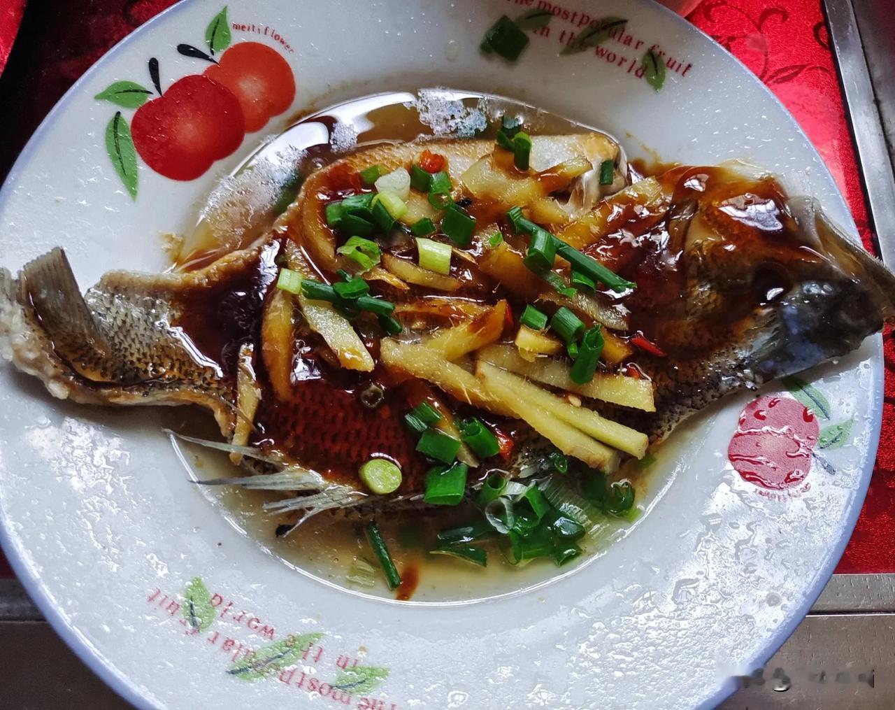 大家看得出来，这一盘是什么鱼吗？之前一直有网友叫我买个鱼盘，然后我都舍不得买是吧