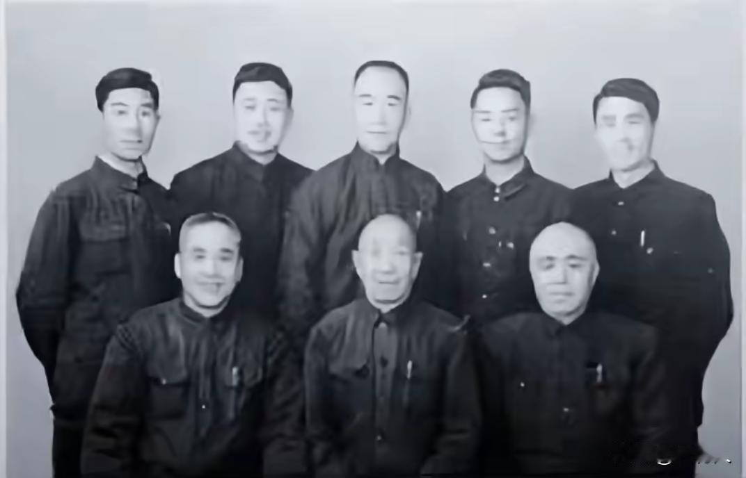 1963年，中央广播说唱团在青岛完成巡回演出之后，同行曲艺演员留下了一张珍贵合影