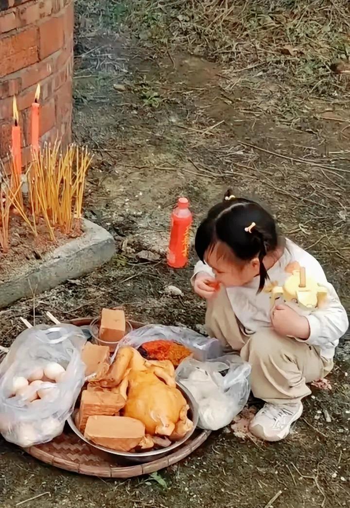 真让人哭笑不得！广东某地，清明时节，女子带女儿去给老祖宗上坟，刚摆好祭品，上完香