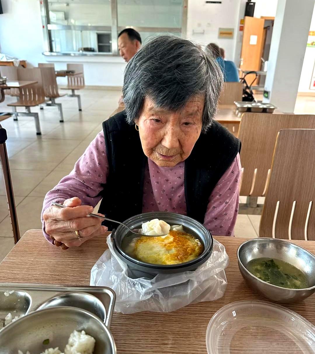 72岁，卡里躺着108万，三个孩子昨天齐刷刷出现在养老院。
老大张口就问钱怎么安