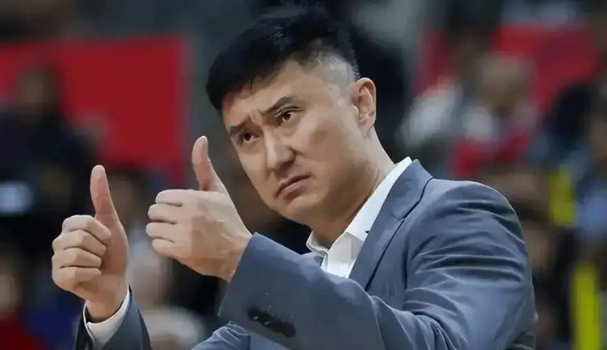 崔永熙现在恢复得咋样了？他自己说已经好了九成。但教练杜锋就是按住不让上。为啥？怕