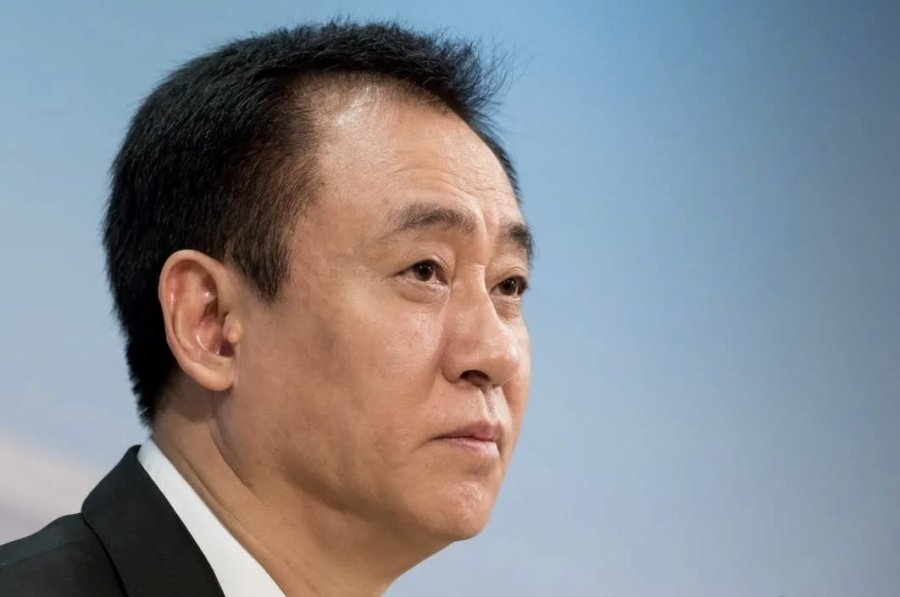 离谱！许家印欠了2.4万亿 比中国1年军费还多5千亿 能造81艘航母 