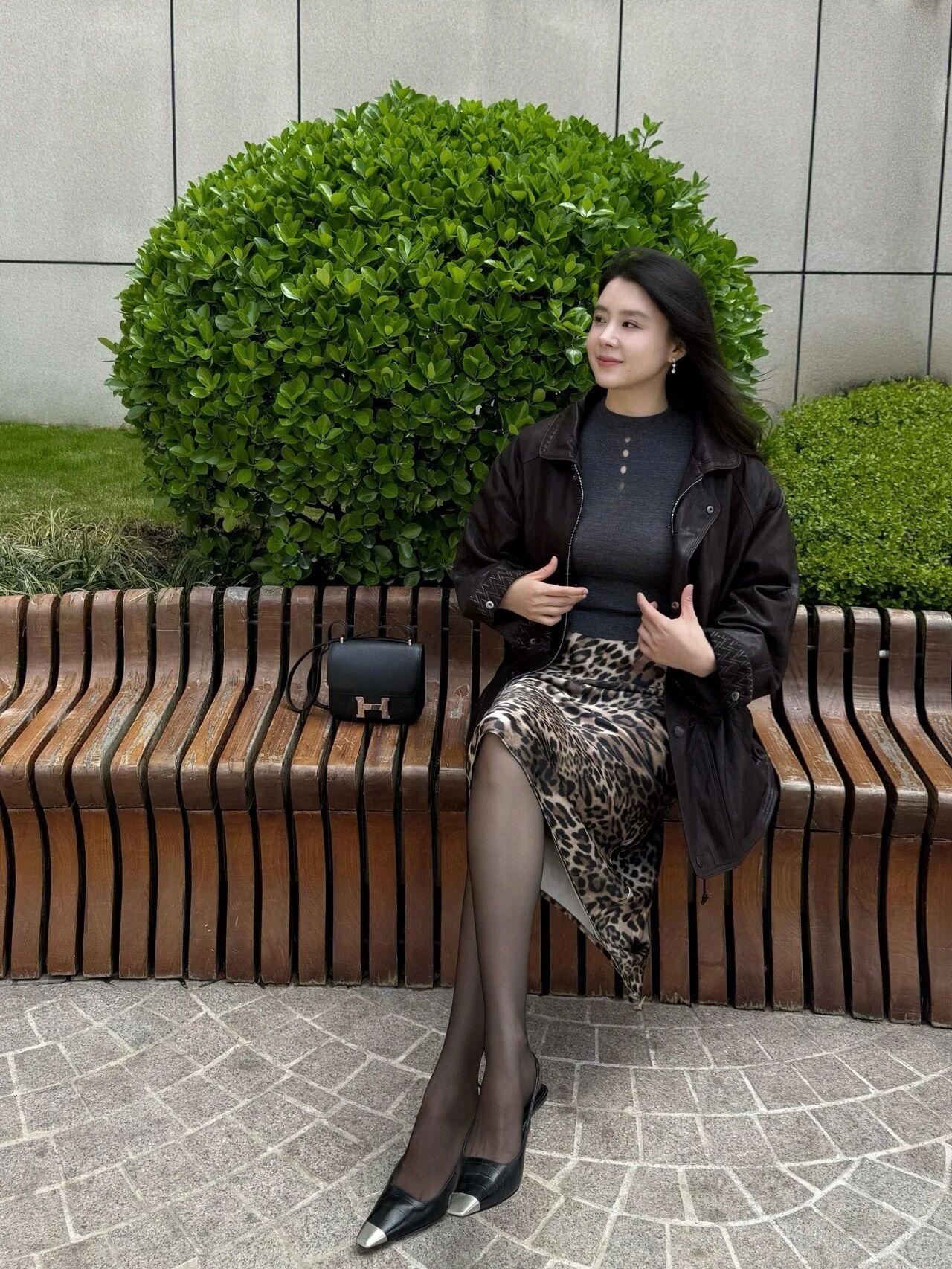 氛围感穿搭解析
这套是成熟轻熟御姐风，慵懒又自带高级女人味，配色和单品组合很值得