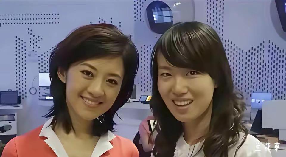 许戈辉和女儿的合影。  
女儿没有遗传到妈妈的美丽基因。两人待一起，就像同代人，