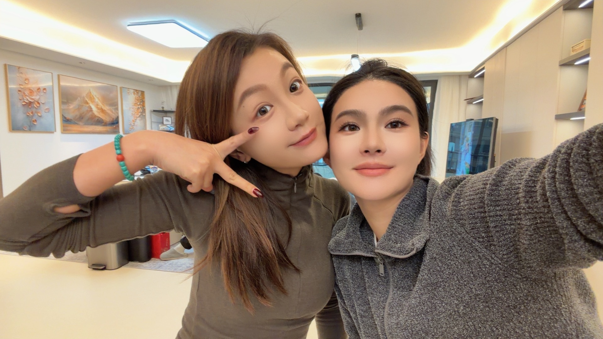 我姐妹到啦！！！我请的上门教学咖啡师也到了！！图5是老师拉的花🌸是不是超棒～ 