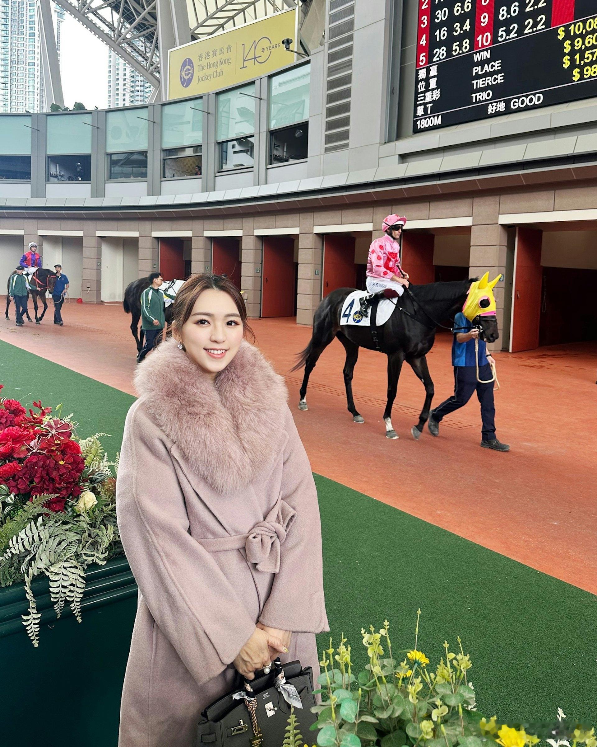 孫慧雪一改昔日少女風打扮，轉以貴婦LOOK陪老公入馬場。粉紫色皮草毛毛大褸配黑絲