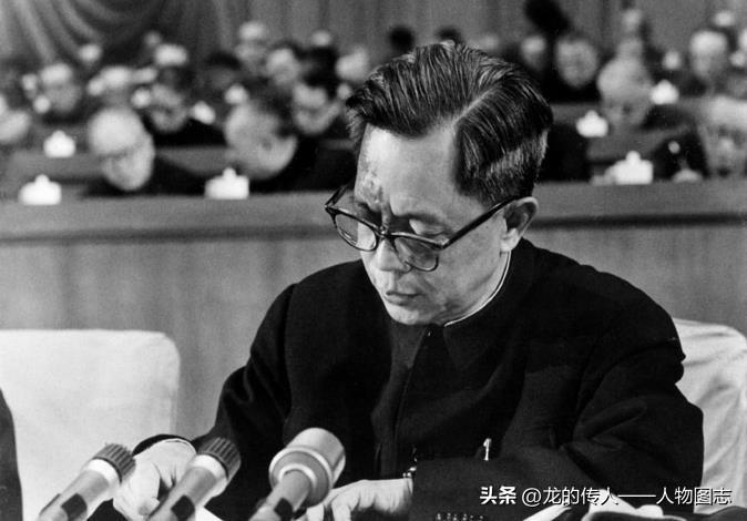 1978年3月18日，全国科学大会开幕式上，中共中央政治局委员、国务院副总理、国