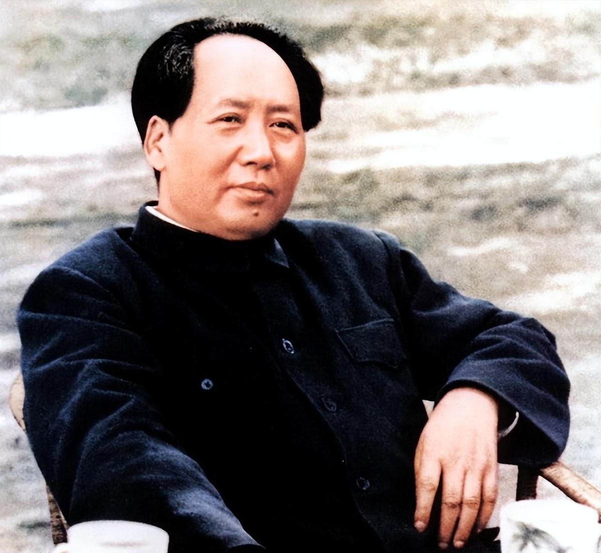 1990年北京亚运会期间，摄影记者无意中拍下一名普通服务员，事后才发现竟然是毛主