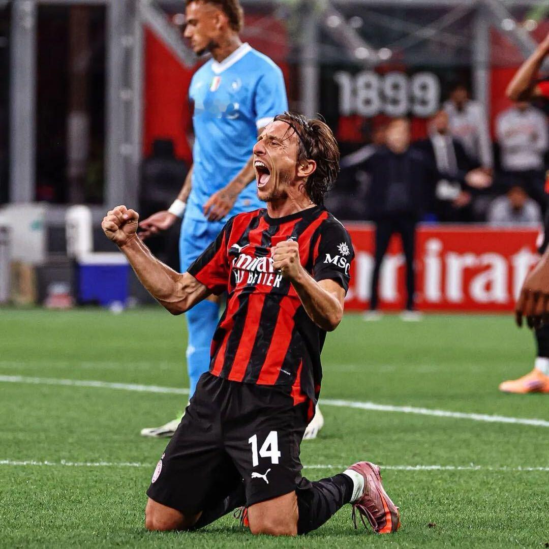 历史交锋战绩当然是米兰占优，不过前几年黑暗时期没少输给那不勒斯。昨晚的意大利超级