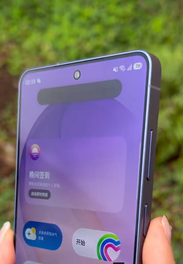 看了三星 Galaxy S26 Ultra 自带的防窥屏功能直接在屏幕液晶层集成