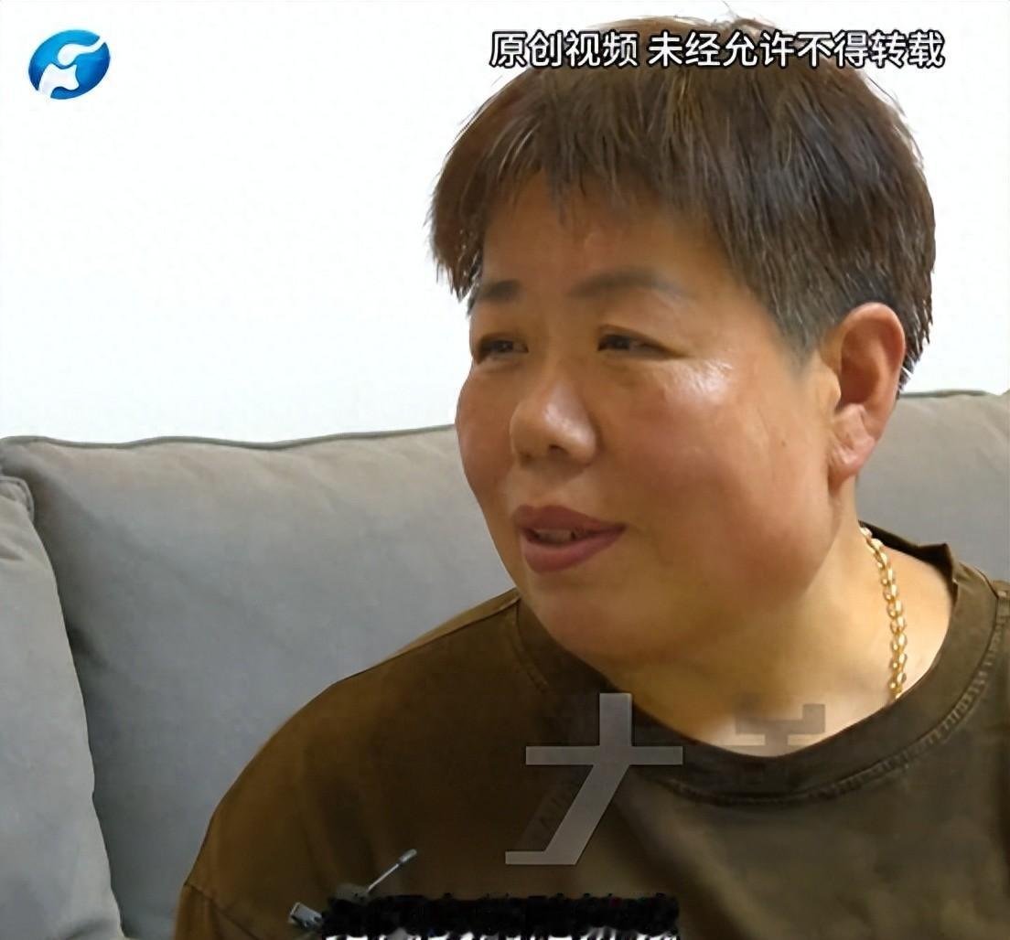 河南许昌有个叫韩霞的女人，今年五十多岁，开了一家水果店，一开就是三十多年。街坊邻