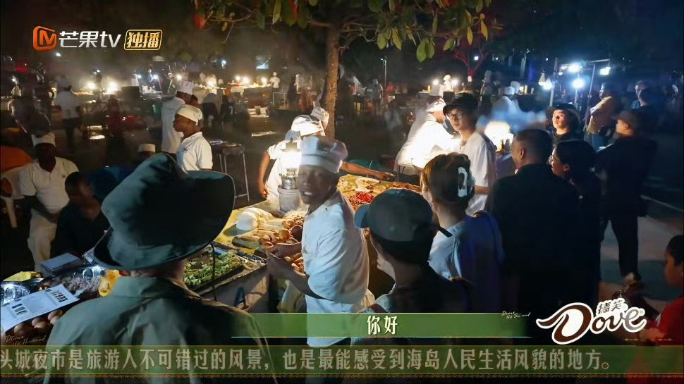 #侯明昊夜市摊和谁都能唠两句# 侯明昊真是e的我害怕，夜市和谁都能聊上两句，和外