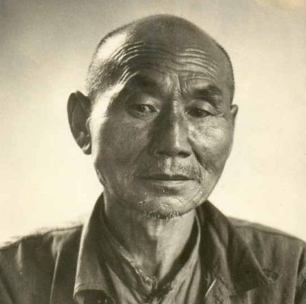 1937年，南京一个院子里，跪着十几名中国人，两个日军正在挨个砍头。突然，一个1