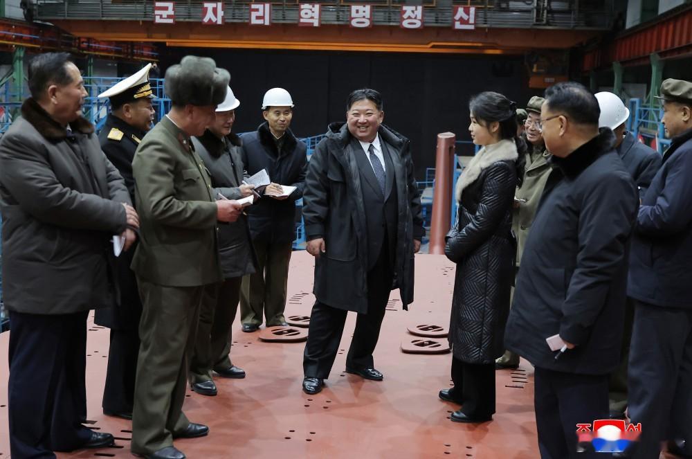 金正恩视察核潜艇建造金正恩带着女儿莅临现场指导了８７００吨级核动力战略导弹潜艇建