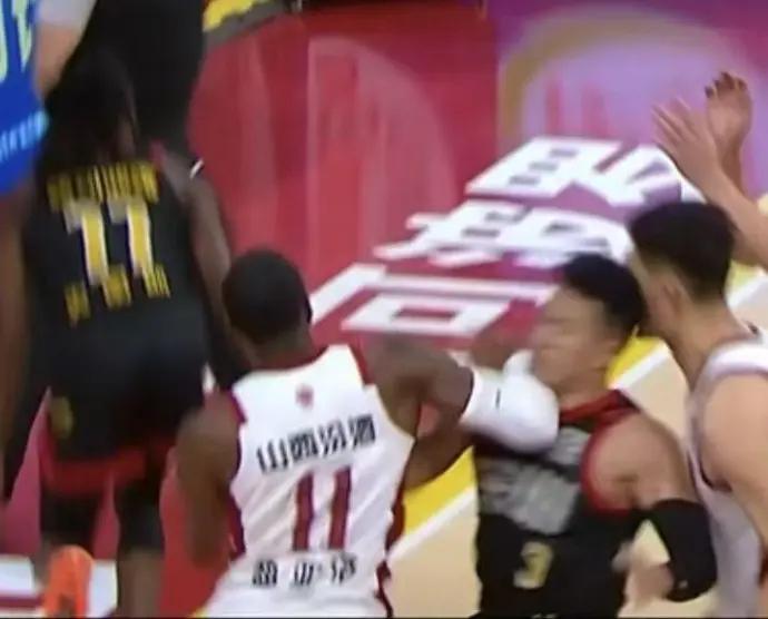 山西队输球又输人！山西队助教代替潘江指挥输掉比赛后，发布会采访表示山西输球不是因