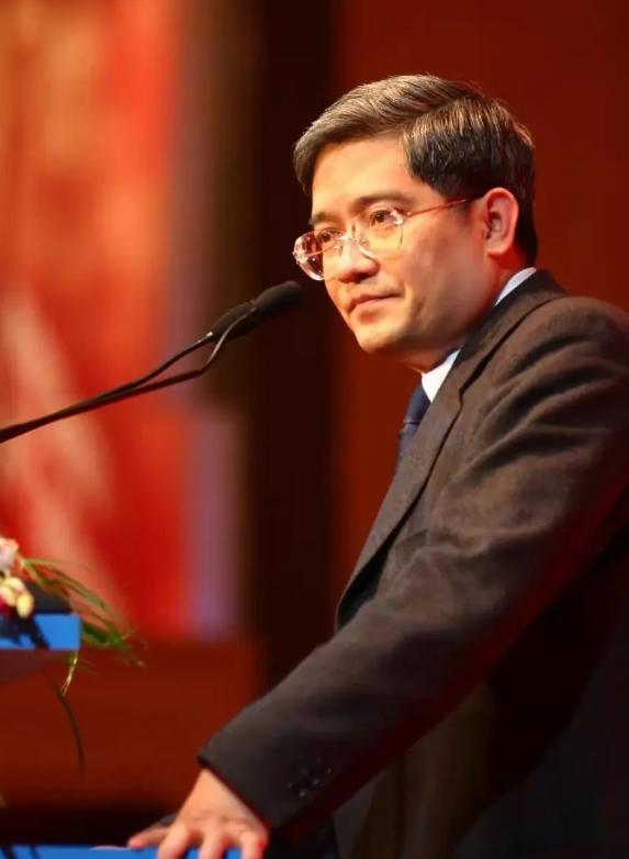 著名经济学家郎咸平说：优秀的孩子其实是培养不出来的，一个孩子最终优不优秀，根子在