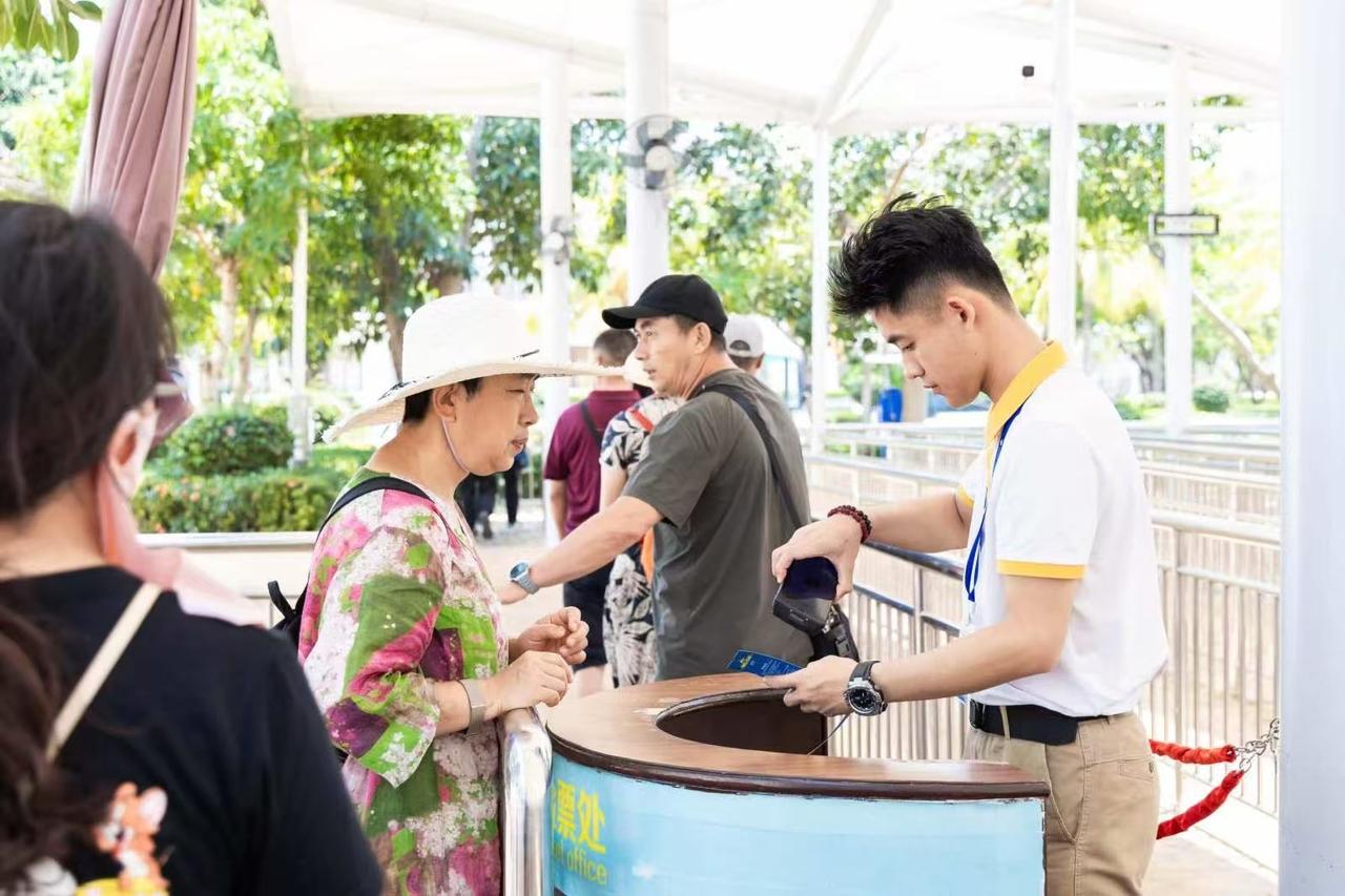 西岛玩了一天超消耗体力，返程直奔第一市场实现海鲜自由！作为三亚老牌海鲜市场，这里