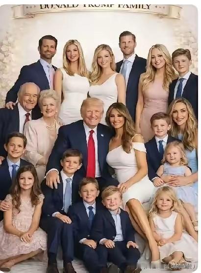 好家伙，别人家族合照是岁月静好，这家人合照看着像“全员狠人”集合，西装一穿气场拉