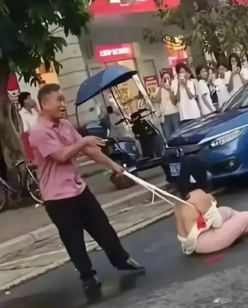 惊！小偷“偷鸡不成蚀把米”，被女生打得躲车底

2025年11月6日湖南街头，上